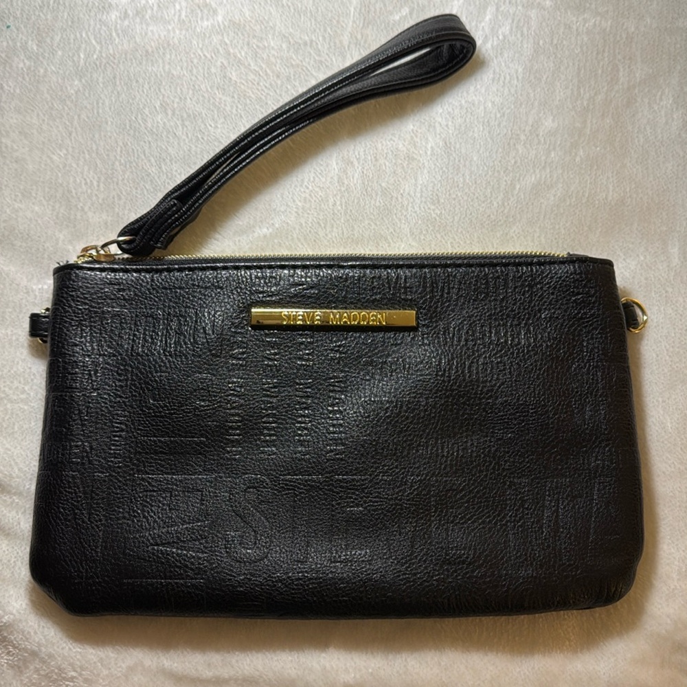Steve Madden Charging Wristlet